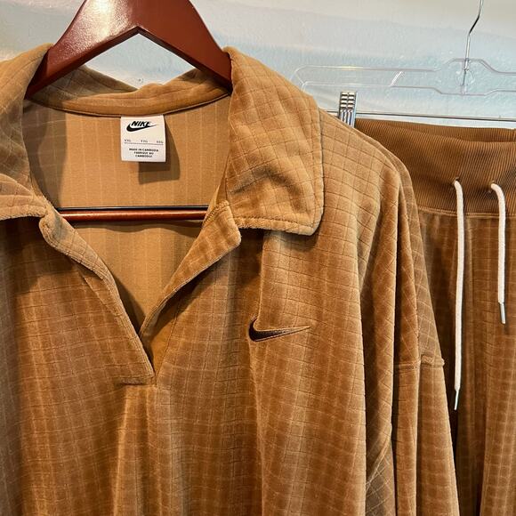 Nike Two Piece Set Size XXL - Tan Waffle Plush Sweater & Jogger Pants - Picture 3 of 16